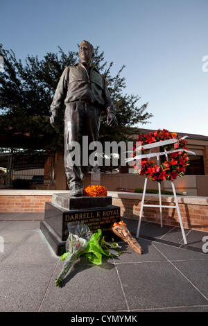 Une statue du légendaire entraîneur de football de l'Université du Texas Darrell K Royal ornées de fleurs après la mort de Royal à l'âge de 88 Banque D'Images