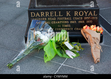 Une statue du légendaire entraîneur de football de l'Université du Texas Darrell K Royal ornées de fleurs après la mort de Royal à l'âge de 88 Banque D'Images