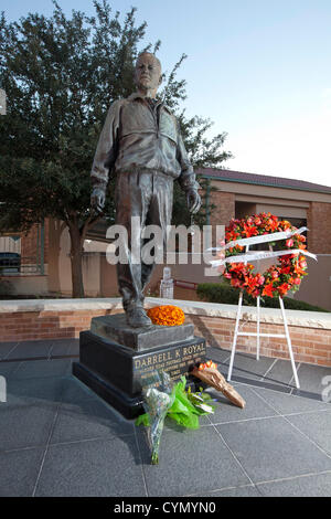 Une statue du légendaire entraîneur de football de l'Université du Texas Darrell K Royal ornées de fleurs après la mort de Royal à l'âge de 88 Banque D'Images