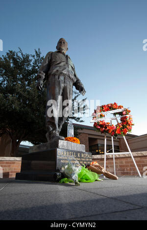 Une statue du légendaire entraîneur de football de l'Université du Texas Darrell K Royal ornées de fleurs après la mort de Royal à l'âge de 88 Banque D'Images