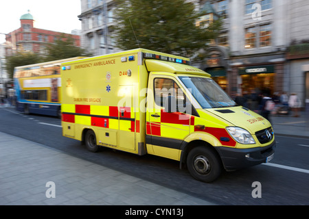 Dublin pompiers ambulance urgence vitesse dans oconnell Street Dublin République d'Irlande Banque D'Images