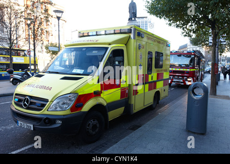 Dublin pompiers ambulance d'urgence sur appel avec fire engine oconnell Street Dublin République d'Irlande Banque D'Images