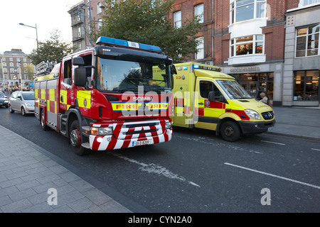 Pompiers de dublin et d'urgence du moteur sur ambulance appeler oconnell Street Dublin République d'Irlande Banque D'Images