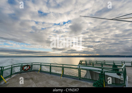 Vue depuis l'arrière de Washington State Ferry entre Edmonds et regarder en arrière vers Kingston Edmonds, Washington, USA Banque D'Images