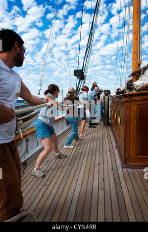 L'équipage sur une goélette en bois historique lors d'une course au Port Townsend Wooden Boat Festival à l'État de Washington, USA. Banque D'Images
