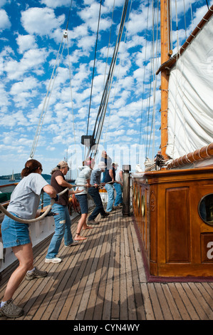 L'équipage sur une goélette en bois historique lors d'une course au Port Townsend Wooden Boat Festival à l'État de Washington, USA. Banque D'Images