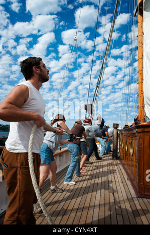 L'équipage sur une goélette en bois historique lors d'une course au Port Townsend Wooden Boat Festival à l'État de Washington, USA. Banque D'Images