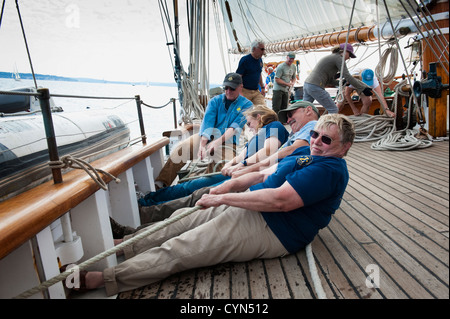 L'équipage sur une goélette en bois historique lors d'une course au Port Townsend Wooden Boat Festival à l'État de Washington, USA. Banque D'Images