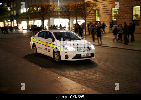 Garda Siochana voiture de patrouille en voiture sur oconnell street at night Dublin République d'Irlande Banque D'Images