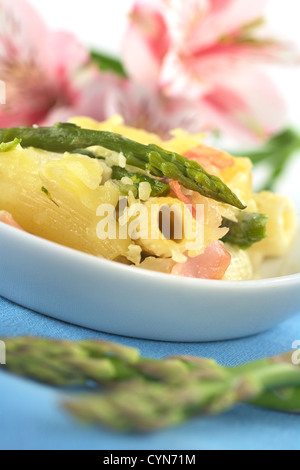 L'asperge verte-ham-macaroni cocotte au fromage râpé sur le dessus aux asperges vertes Banque D'Images