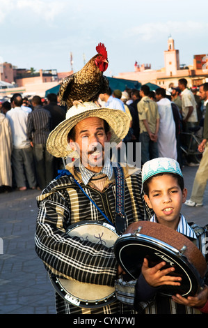 Un homme et son coq. Banque D'Images