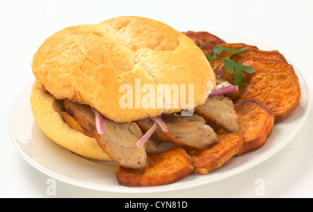 Sandwich péruvien appelé pan con Chicharron qui est traditionnellement consommé pour le petit déjeuner Banque D'Images