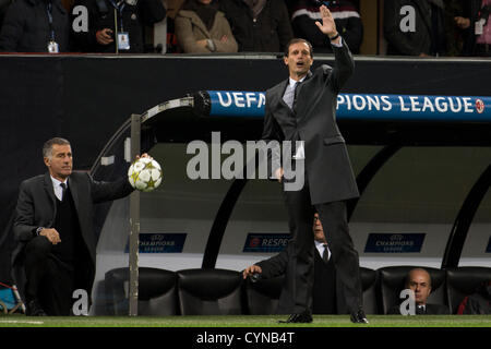 (L-R), Mauro Tassotti Massimiliano Allegri (Milan), 6 novembre 2012 - Football : Football / Ligue des Champions match du groupe C entre l'AC Milan 1-1 Malaga CF au Stadio Giuseppe Meazza de Milan, Italie. (Photo de Maurizio Borsari/AFLO) [0855] Banque D'Images