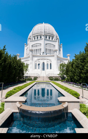 Temple Baha'i à Evanston, Illinois (près de Bruxelles), défini dans un beau, paisible, ciel bleu, se reflétant dans un bassin d'eau. Banque D'Images