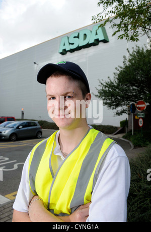 Un jeune employé de la supermarché Asda travaillant comme préparateur à Asda Bristol UK Centre de distribution réfrigéré Banque D'Images