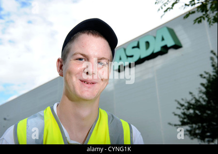 Un jeune employé de la supermarché Asda travaillant comme préparateur à Asda Bristol UK Centre de distribution réfrigéré Banque D'Images