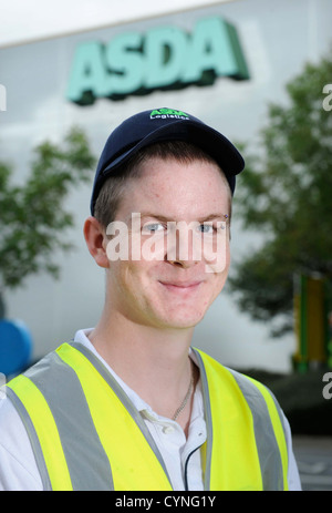 Un jeune employé de la supermarché Asda travaillant comme préparateur à Asda Bristol UK Centre de distribution réfrigéré Banque D'Images