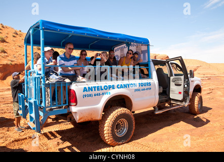 Antelope Canyon tour camion plein de jeunes Banque D'Images