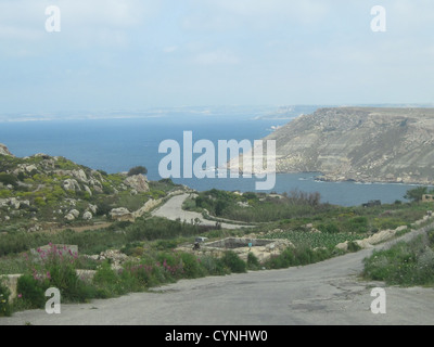 Une route solitaire à une crique sur l'île de Malte Banque D'Images