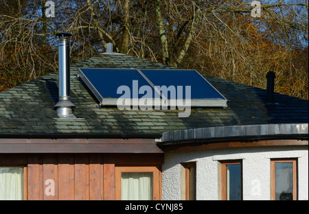 Des panneaux solaires sur toit de maison. Hollins Lane,Troutbeck, Parc National de Lake District, Cumbria, Angleterre, Royaume-Uni, Europe. Banque D'Images