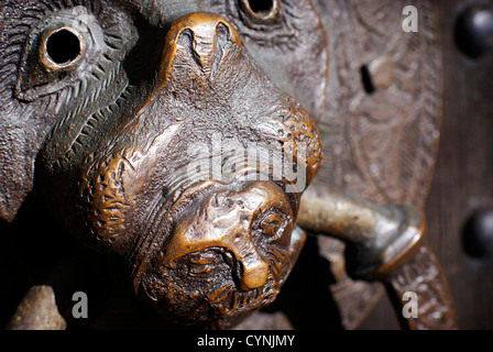 Portail de Bronze Knocker / Manche - St Jean Baptiste 12e siècle église normande, Adel, Leeds, Royaume-Uni. Banque D'Images