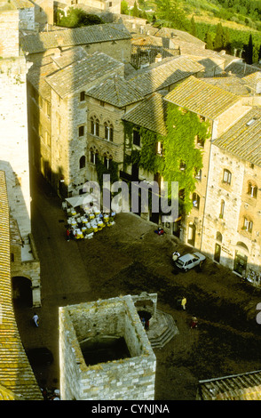 San Gimignano,belle architecture médiévale,tours,toits,Campagne,vin local Vernaccia di San Gimignano, centre-nord de l'Italie Banque D'Images