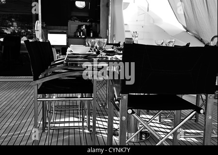 Table à manger pour les repas sur le pont du super yacht Banque D'Images