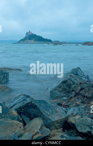 St Michael's Mount, au crépuscule, en Cornouailles. Une lumière brille solitaire du château élevé sur l'île Banque D'Images