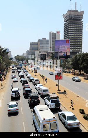 Cairo Road, le centre-ville de Lusaka, capitale de la Zambie. Findeco house à droite Banque D'Images