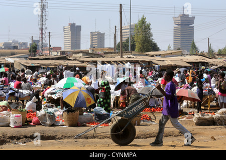 Marché de l'Old-Soweto à Lusaka, Zambie. Gratte-ciel de la ville en arrière-plan, Findeco house au bon Banque D'Images