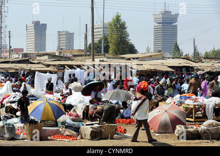 Marché de l'Old-Soweto à Lusaka, Zambie. Gratte-ciel de la ville en arrière-plan, Findeco house au bon Banque D'Images