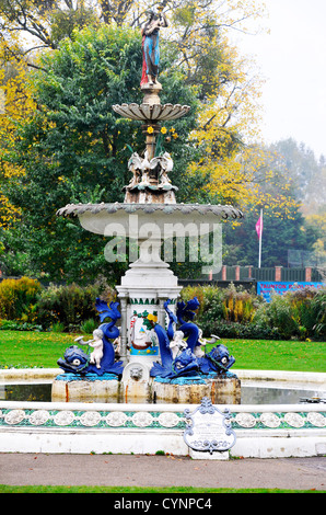 Une fontaine dans le parc Vivary, Taunton. Commémoration de la reine Victoria. Banque D'Images