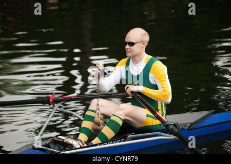 Club d'aviron de Norwich dans le cadre du relais de la flamme olympique qui a fait le tour du Royaume-Uni en 2012 Banque D'Images