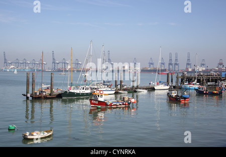 Bateaux amarrés dans le port de Harwich sur la côte d'essex Banque D'Images