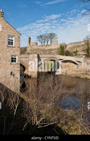 Pont historique Barnard Castle et château surplombant le fleuve Tees Banque D'Images