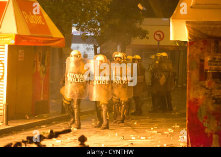 Athènes, Grèce, le 7 novembre 2012. Environ 100.000 personnes se rassemblent devant le Parlement grec, le deuxième jour de la grève de 48 heures pour protester contre le nouveau projet de loi d'austérité imposées par les prêteurs de la Grèce. La manifestation s'est terminée par des affrontements entre manifestants et la police. Le paysage en cause des cocktails Molotov, des grenades lacrymogènes et des fortes pluies. Credit : Nikolas Georgiou / Alamy Live News Banque D'Images