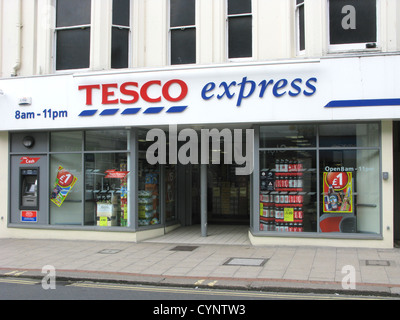 Tesco Express food retail shop Worthing West Sussex UK Banque D'Images