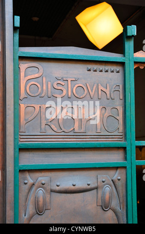 Prague, République tchèque. Façade Art Nouveau de la Viola divadlo (Théâtre) sur Narodni Trida. 'Pojistovna Praha' insurance company Banque D'Images