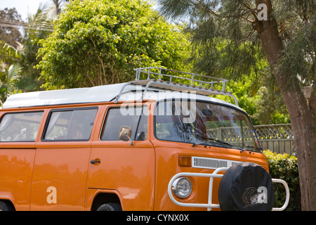 Volkswagen vw combi kombi campervan, célèbre utilisé par les surfeurs et ceux qui voyagent à travers l'Australie Banque D'Images