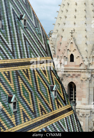 Toit et flèche de la cathédrale St Stephen, Stephensplatz, Vienne, Autriche. Banque D'Images