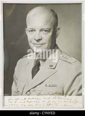 Le général Dwight D. 'Ike' Eisenhower (1890 - 1969) - une photo avec dévouement au général Koenig, 1950, portrait de l'uniforme général, dédicace manuscrit à l'encre sombre 'au général Koenig, brillant soldat et homme d'État de la République française de son ami dévoué, New York City, mai 1950 - Dwight Eisenhower'. En bas à gauche avec le célèbre « Bachrack » du photographe. Le dos avec une étiquette portant la mention « propriété du général Koenig ». Dimensions 25 x 19 cm, en cadre en bois et sous verre, 52 x 43 cm. Le général Koenig (1898 - 1970) a réussi à maintenir Ro, Banque D'Images