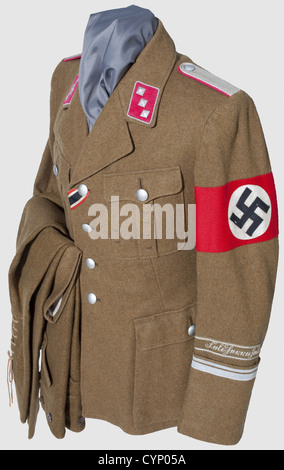 Uniforme d'Untersturmfürer dans la Standarte 'Feldherrnhalle', veste en laine brune avec boutons argentés, doublure en soie marron avec étiquette « SA-Dienstrock » et estampillage de taille « 48 » dans la poche intérieure. Colliers rouge cramoisi avec passepoil en argent tressé, sur le côté droit, appliqué « Opune-Rsein Silver », avec des panneaux d'épaule en argent Broderie violoncelle et doublure rouge cramoisi. Titre de manche tissé et brun (appelé « BeVo Ausführung ») avec bordure de violoncelle gris-argent et inscription dans le script de Sütterlin « Feldherrnhalle », manchettes avec 4 et droits additionnels-Clearences-non disponible Banque D'Images
