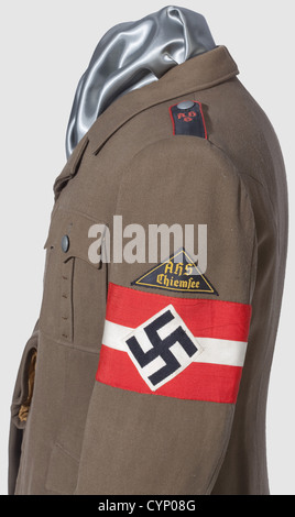 Un uniforme pour un étudiant de l'école Adolf Hitler Chiemsee, veste en coupe spéciale avec bouton couvert de la mouche brune de gabardine, boutons gris champ et doublure en soie dorée marron. Épaulards noirs avec passepoil rouge brodé « AHS », bande noire avec inscription « AHS Chiemsee » en jaune, bracelet tissé. Sont inclus les culottes de matériel correspondant. Traces de petite papillon,historique,historique,années 1930,années 1930,XXe siècle,Ligue des filles allemandes,bande des Maidens allemands,organisation de jeunesse,organisations de jeunesse,NS,National Socialisme,nazisme,troisième Reich,,droits additionnels-Clearences-non disponible Banque D'Images