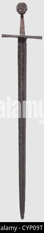 Une rare épée de chevreau, vraisemblablement italienne, vers 1300. Lame à double tranchant avec longs points d'appui presque jusqu'au point sur les deux côtés. Section transversale rectangulaire verticale Quillons, légèrement élargie vers les extrémités. Tenon conique retenant les restes de la poignée en bois, riveté octogonal disque-forme de pommel. Longueur de la lame 85 cm, largeur de la lame 4.2 cm, longueur hors tout 101 cm, poids 942 g. Eau restaurée trouver avec bonne substance métallique. Trouvez l'endroit: Oglio rivière, un affluent de la rivière po. Rare type d'épée médiévale, historique, historique, 14ème siècle, épée, droits additionnels-Clearences-non disponible Banque D'Images