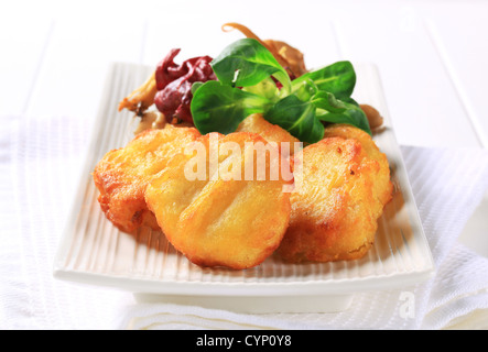 Nuggets de poulet avec champignons sautés Banque D'Images