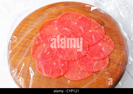 Émincé de boeuf cru on cutting board Banque D'Images