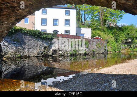 Maisons près du pont sur la rivière Ribble près du centre-ville. Banque D'Images