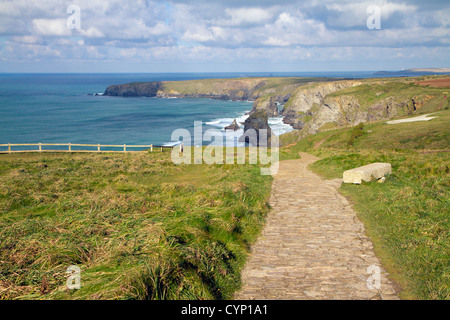 Chemin Côtier du sud-ouest à Carnewas et Bedruthan Steps sur la côte nord des Cornouailles de Padstow et Newquay en Angleterre Banque D'Images