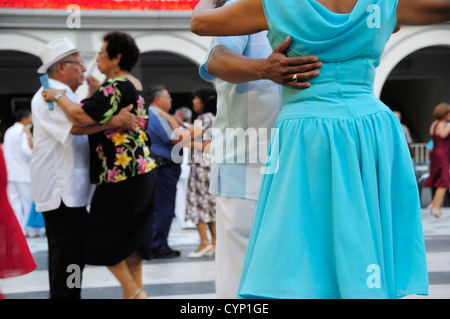 Les couples danser sur la place Zocalo. L'Amérique latine hispanique Latino Banque D'Images