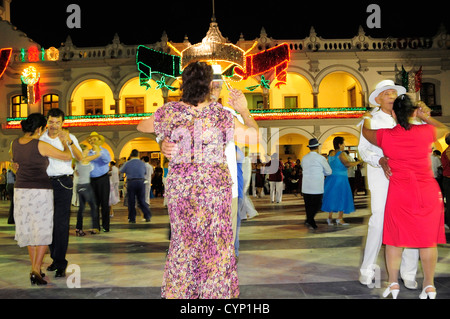 Les couples danser sur la place Zocalo de nuit illuminée décorations dans les couleurs nationales pour les célébrations de la Journée de l'indépendance Banque D'Images